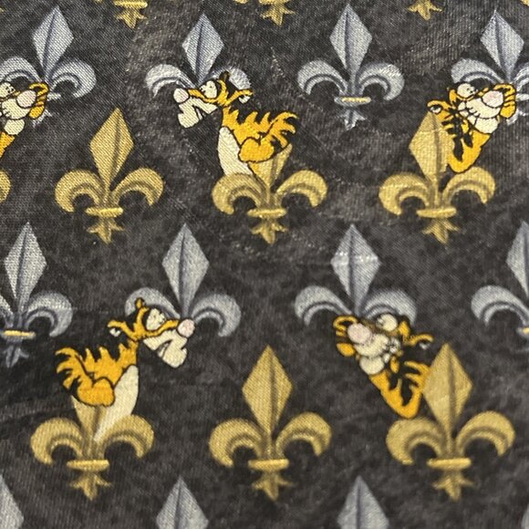 The Disney Store - Tigger - Fleur De Lis Design Men's 100% Silk Neck Tie 3.75x62 - Picture 2 of 9